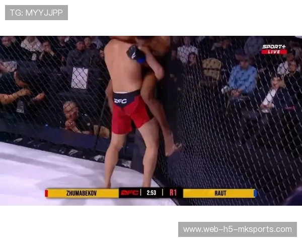 UFC裁判吃误拳，全场立即爆笑