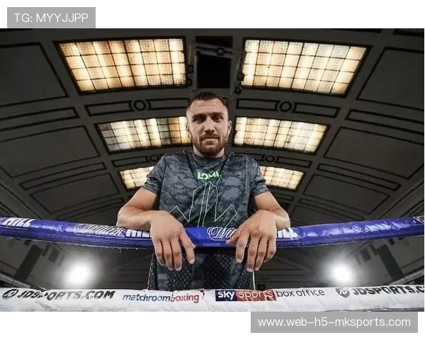 职业拳击新秀在公开训练中表现冷静，基本功十分扎实