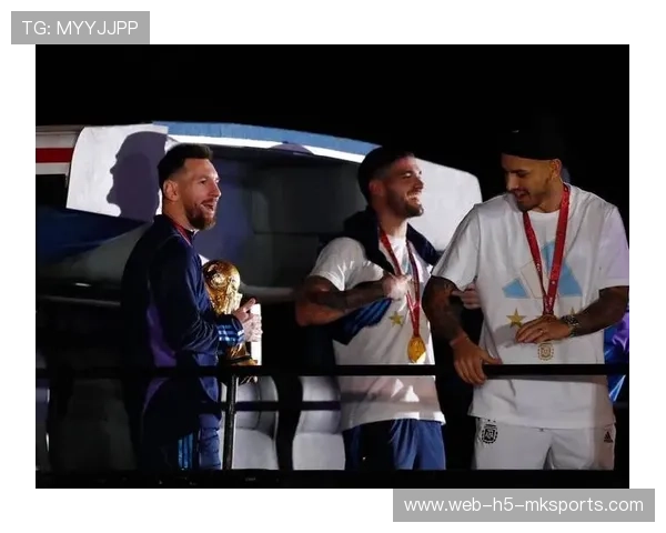 梅西德保罗罕见同框阿根廷球迷：老友记回归，梅西带领阿根廷球队