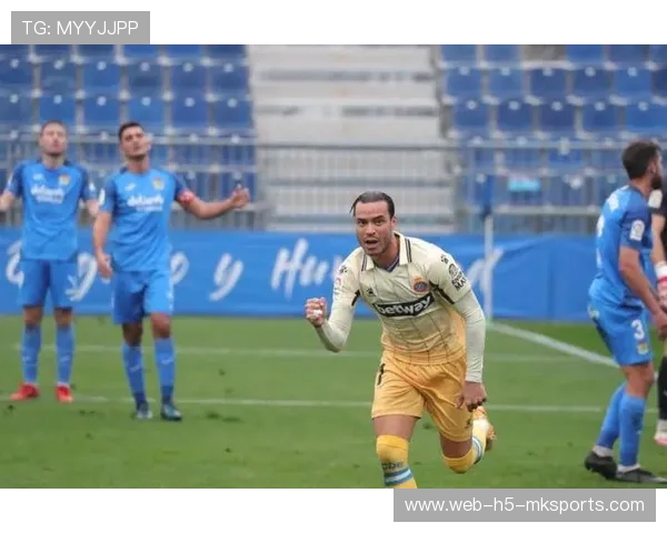 尼科·帕斯禁区外围盘带后突施冷箭，皮球擦柱而出