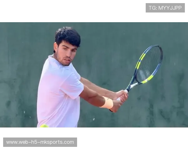 职业网球选手在红土与硬地场步法转换的差异化应对